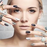 Chunky jewelery, czyli biżuteryjny MEGA trend na lato 2021. Jak nosić modną zwariowaną biżuterię?