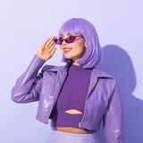 Kolor roku 2022 według Pantone: Very Peri. Komu pasuje i jak nosić w stylizacjach ten modny fiolet?