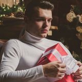 Męskie stylizacje na święta 2020. Jak się powinien ubrać na wigilię elegancki mężczyzna?