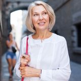 Stylistka nie ma wątpliwości. Te modne bluzki dla 50-latki w 2024 będziemy nosić na okrągło