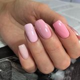 Manicure w tym stylu pokochamy wiosną 2024. Do mody wracają różowe paznokcie [TOP 5 STYLIZACJI]