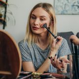 Wyparł styl „‬clean girl”. Makijaż na „‬mob wife” podbija internetowe trendy. Będzie hitem w 2024 roku