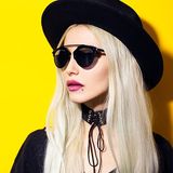 Choker na szyję - sprawdź 8 sposób, jak modnie zawiązać naszyjnik!