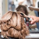 Fryzury na studniówkę 2024. Od modnych koków i upięć po rozpuszczone włosy