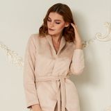 Stylizacje na komunię ze spodniami damskimi. Jak stworzyć elegancki zestaw dla mamy i nie tylko?