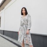 Krótkie sukienki na letnie wesele dla 40-latek. Wybrałam modele do 150 zł