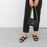 Jak nosić klapki Birkenstock? Stylizacje na lato 2024, w których będziesz chciała chodzić non stop