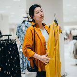Co będzie modne w 2024? Ubrania, które musisz sobie kupić, jeśli chcesz być modna. Nasza piątka hitów