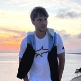 Stylizacje męskie na lato 2023 – gotowe pomysły na wakacyjne outfity, które przypadną ci do gustu