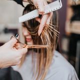 Najmodniejsze fryzury damskie. Takie będą hitem w 2024 roku. Bixie musisz przetestować