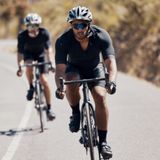 Strój na rower męski – jak go skompletować? Pomagamy wybrać najlepszą odzież kolarską