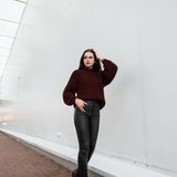 Spodnie woskowane w stylizacjach. Jak je nosić na co dzień, do biura i na wieczór?