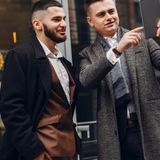 Płaszcz do garnituru – jaki wybrać? Sprawdź, jakie fasony będą pasować do męskiego stroju wizytowego