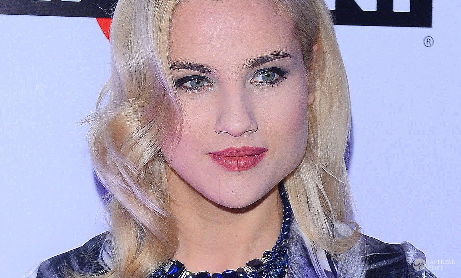 Nowoczesna stylizacja Karoliny Gilon na czerwonym dywanie. Udany