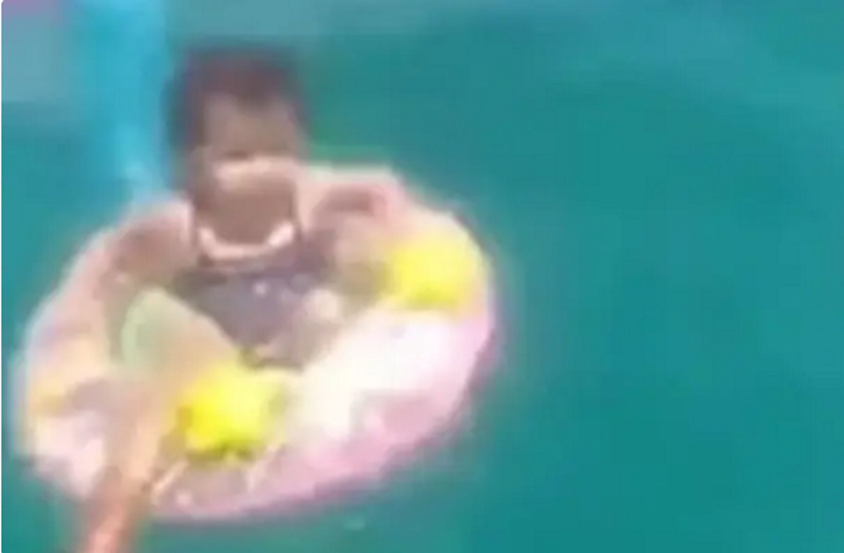 Девочку на круге унесло в море
