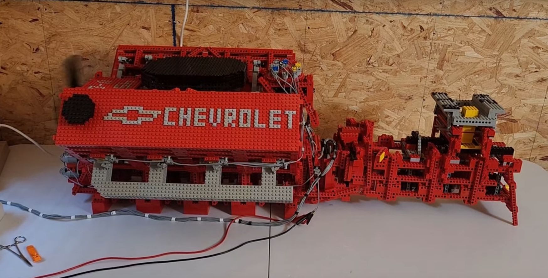 Jak Zbudować Motor Z Lego Niesamowita konstrukcja. Zrobił silnik do klasycznego chevroleta z