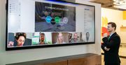 Telekonferencja na bogato. Cały zespół w doskonałej jakości przed wielkim ekranem