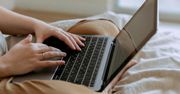 Wybiórcze informacje. Media narzekają na podsumowania AI