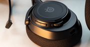 Całe biurko zawalone słuchawkami SteelSeries. Które z nich warto kupić? Sprawdzam Arctis Nova 1, 3 i 7