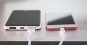 Ładujesz telefon w ten sposób? To nie jest do końca bezpieczne