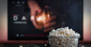 Grzebanie w pamięci, podróż w czasie i romans z AI. 10 filmów skłaniających do myślenia