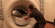 Przy rezonansie trzeba usunąć rzeczy z metalu. To wideo dosadnie pokazuje dlaczego