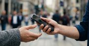 Pożyczył telefon nieznajomemu. Na drugi dzień ujrzał dziwny komunikat