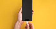 Czy telefon trzeba ładować do pełna? Jak trzymać baterię telefonu w dobrej kondycji?