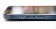 iPhone 15 Pro i Pro Max zmienia kolor od trzymania w ręce. Użytkownicy oburzeni