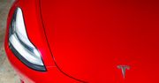 Dlaczego futbol ma wpływ na samochody elektryczne i akurat Tesla jest największym wygranym?