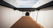 Elon Musk i hyperloop w podziemnym tunelu