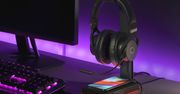 Cooler Master nazywa go stojakiem na słuchawki, ale to najmniej istotna z jego funkcji
