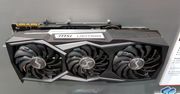 MSI GeForce GTX 1080 Ti Lightning Z pozuje do zdjęć