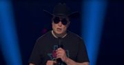 Elon Musk w kapeluszu kowboja, niedopracowana Tesla Cybertruck i wiwatująca publika