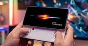 Ten smartfon ma wbudowany kontroler do gier. Ayaneo Pocket Play na zdjęciach