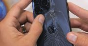 Stłukł iPhone'a 15 Pro Max. Każdemu łatwo pójdzie