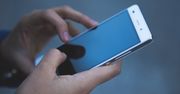 Telefon zza światów, mówiący znienacka smartfon, który zmienia PIN
