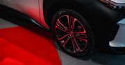 W nowej Toyocie może odpaść koło. Debiut elektrycznego bZ4X nie tak miał wyglądać