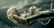 Ridley Scott intryguje - trailer Raised by Wolves