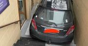 Zostawił auto na parkingu. Samochód stoczył się po schodach