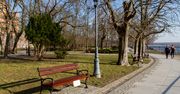Ławki na Wzgórzu Tumskim świeżo malowane!
