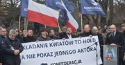"Składanie kwiatów to hołd, a nie pokaz jednego aktora!" - Miasto odpowiada