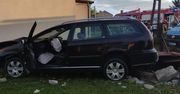 Samochód uderzył w budynek mieszkalny