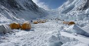 Lodowa bariera na drodze na szczyt. Everest sparaliżowany tuż przed sezonem