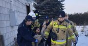 Policjanci z Kunowa uratowali seniorkę przed wychłodzeniem. W domu stała woda, nie było ogrzewania