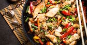 Kolorowy stir-fry z kurczakiem i świeżymi warzywami