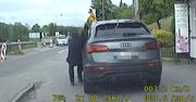 Wyprzedził nieoznakowany radiowóz na czerwonym świetle. Przy kontroli w pośpiechu wysiadł do policjantów, a pojazd... pojechał dalej.