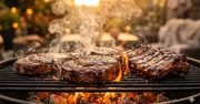 Rzuciłeś mięso prosto z lodówki na ruszt? Właśnie zniszczyłeś majówkę. Oto 7 błędów, które każdy facet robi na grillu