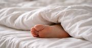 Wystawiasz nogi spod kołdry w nocy? Twoje ciało właśnie mówi ci coś ważnego