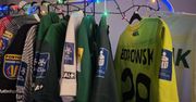 Kolekcjonerskie perełki z szatni Warty Poznań. Klub wystawia unikatowe koszulki na świątecznym kiermaszu na Wildzie